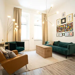 https://2-room-apartment-on-the-first-floor-with-designer.vienna-besthotels.com